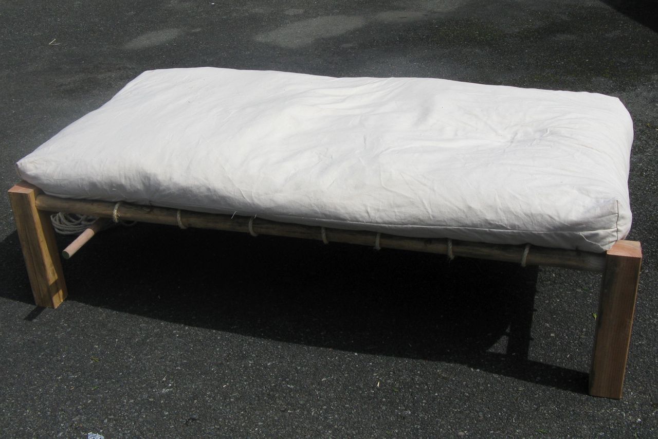 Как выжить в постели императора. Rope Bed для бездомных. Sally Willbond Rope Bed.